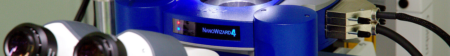 Partial view on an atomic force microscope installed on a light microscope